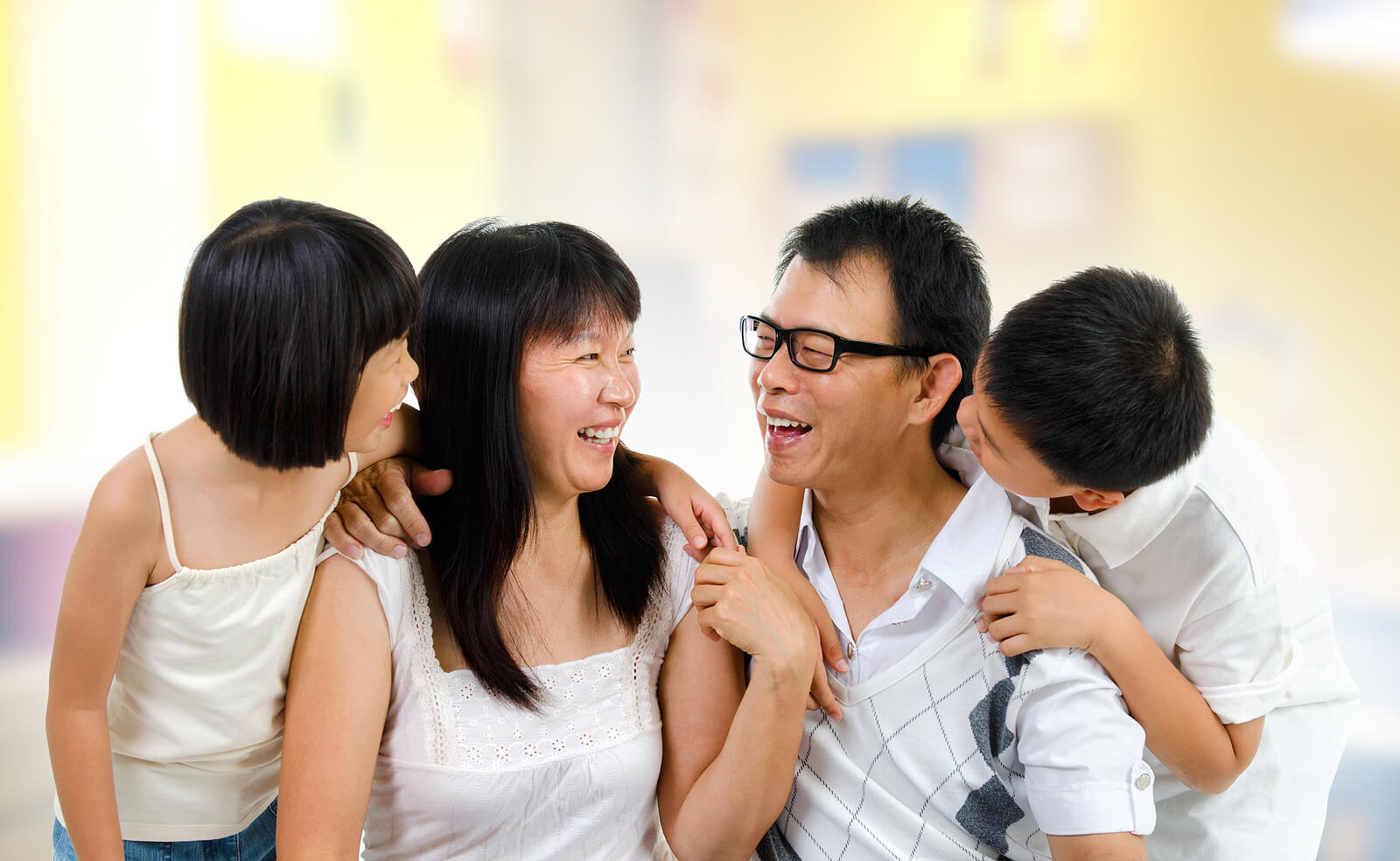 Padre hablando felices y contentos con el hijo oasis y el hijo maestro.
