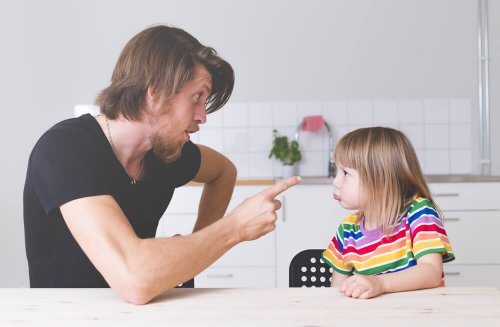 Papá poniendo normas y límites a su hija.