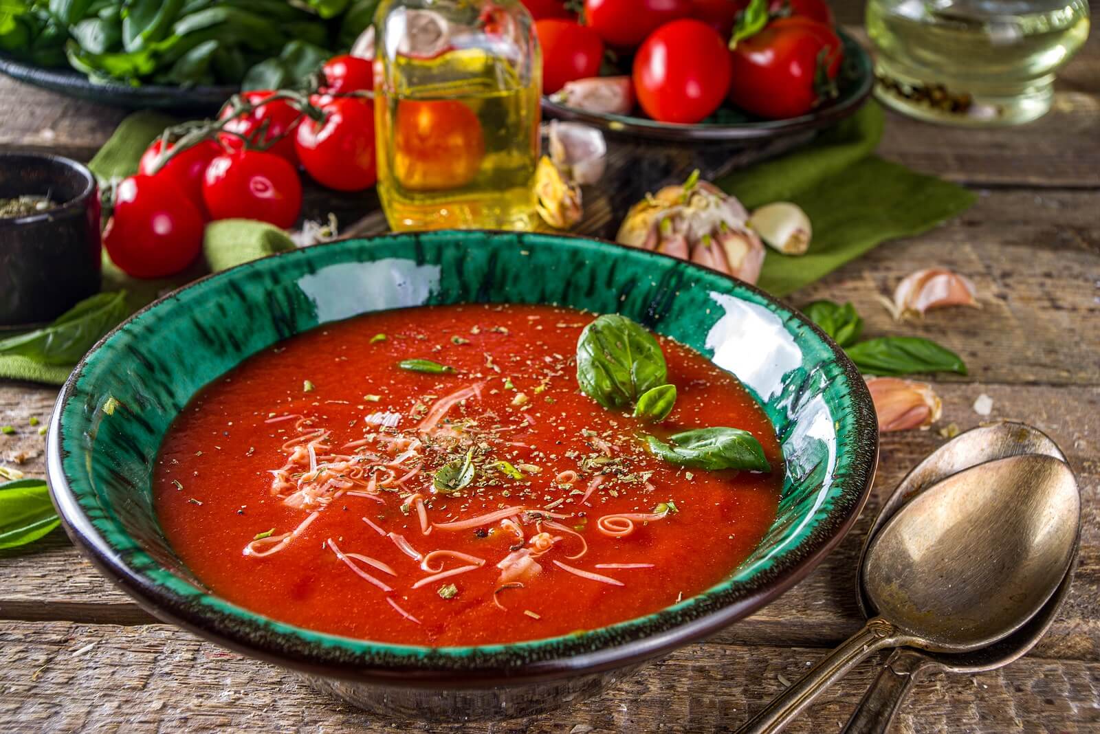 Sopa de tomate, una de las sopas y cremas para combatir el calor.