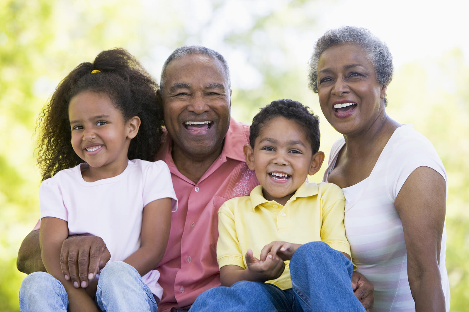 Abuelos con sus nietos enseñándoles a respetar a los mayores.