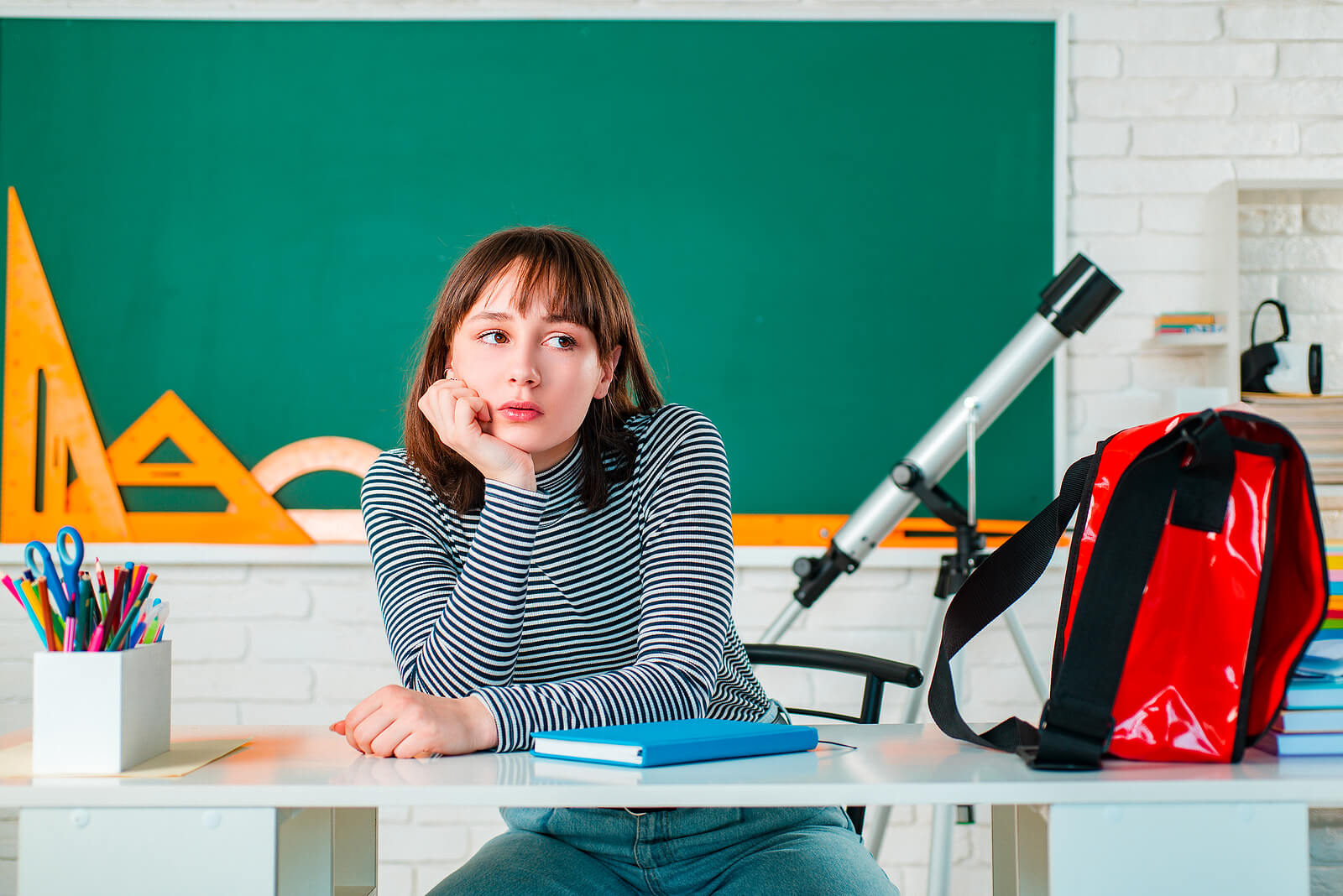 Adolescente pensant à la façon de choisir ses études.