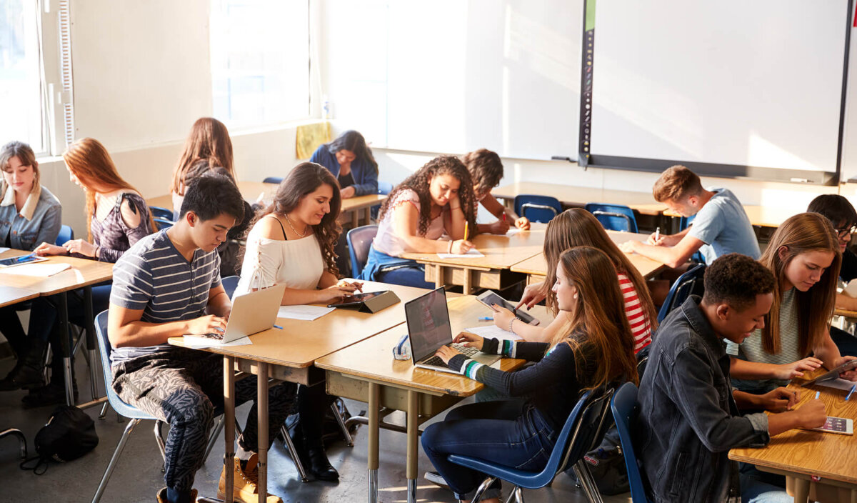 Alumnos en clase trabajando en grupo gracias a los métodos de educación nuevos.