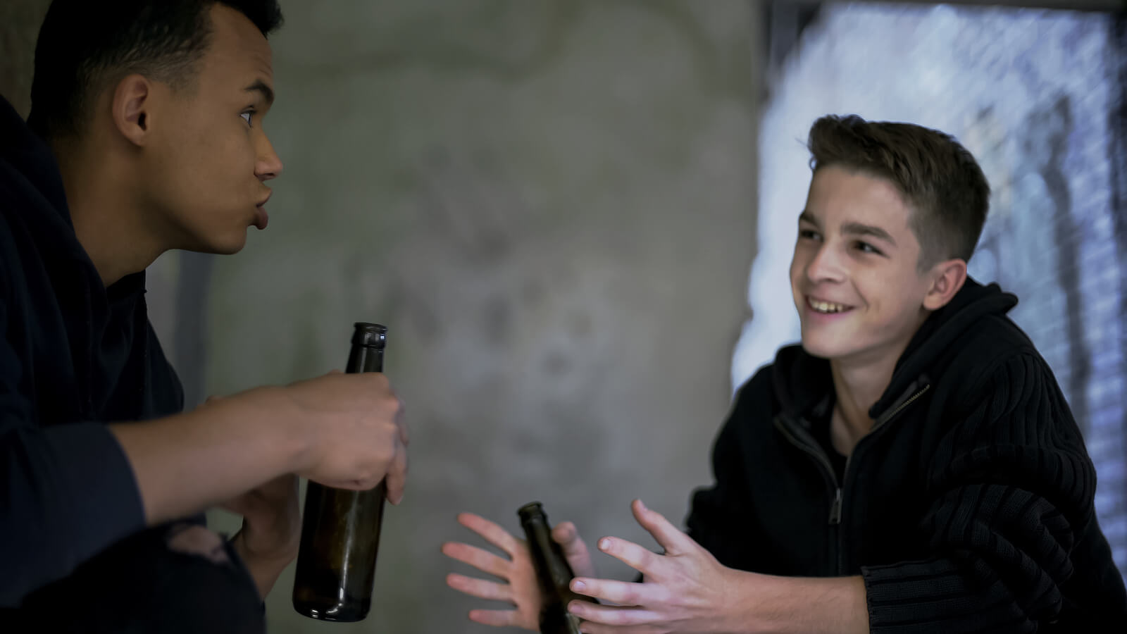 Adolescentes bebiendo alcohol debido a la deseabilidad social.