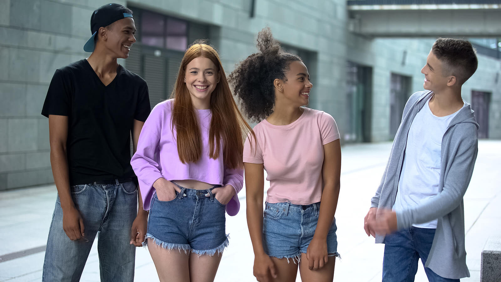 Amigos adolescentes dando un paseo hablando sobre las creencias erróneas sobre la adolescencia.