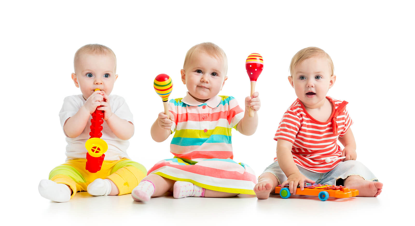 Bebés jugando con objetos musicales.