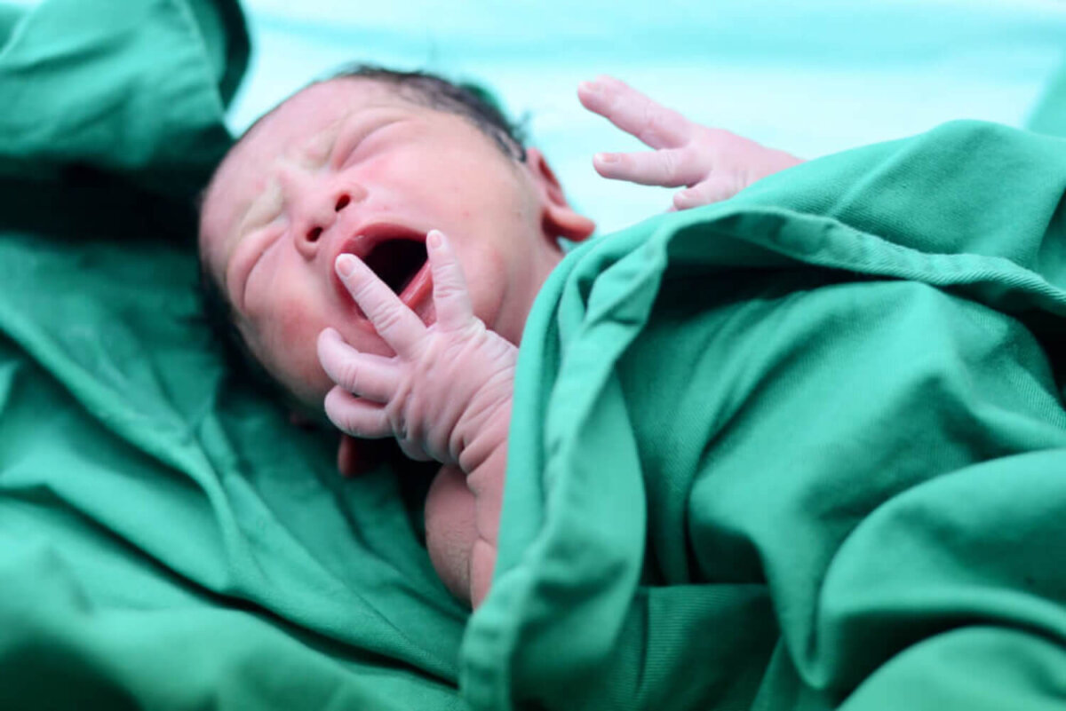 Bebé recién nacido en el hospital.