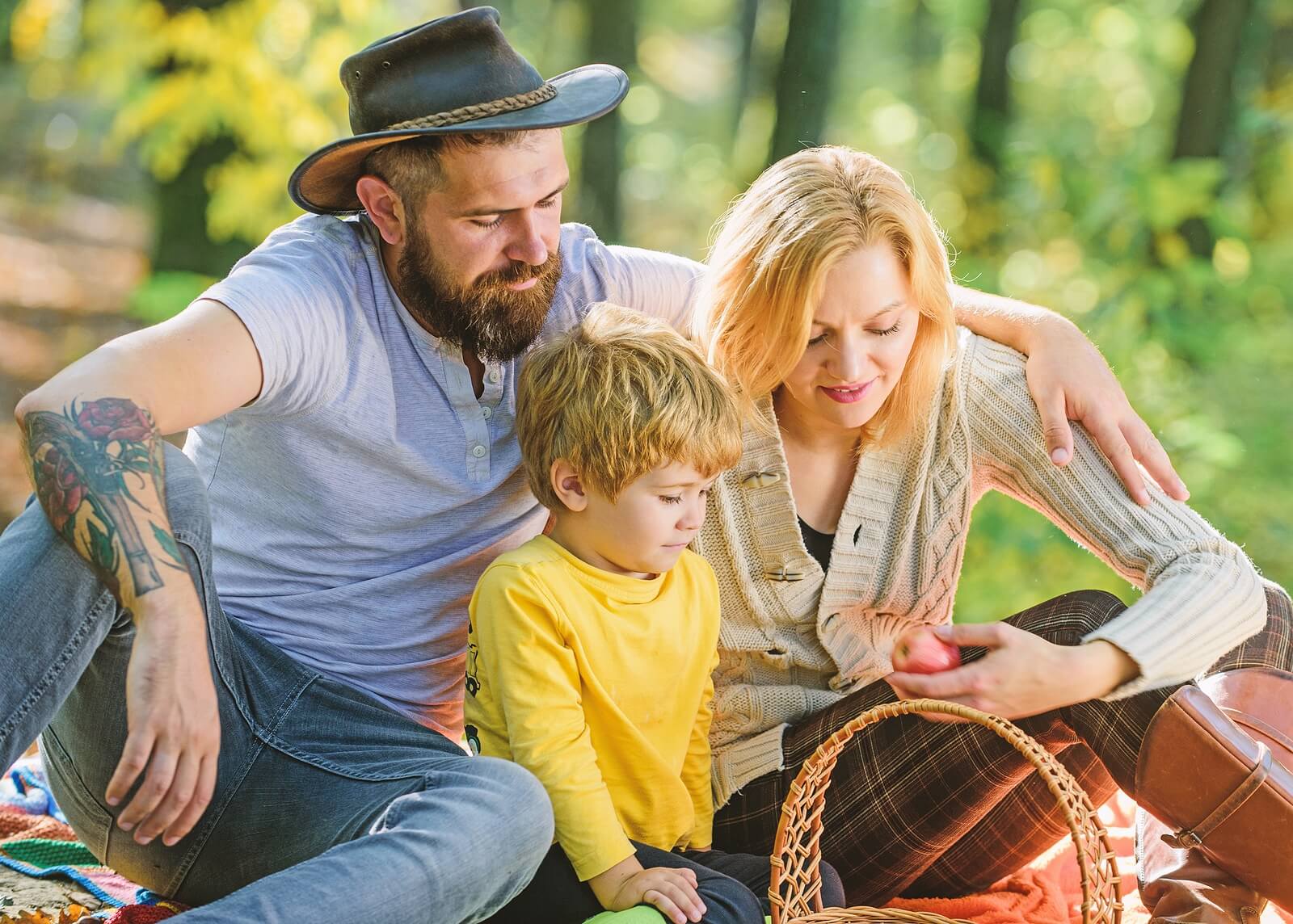 Familia con una cesta de comida durante una excursión.