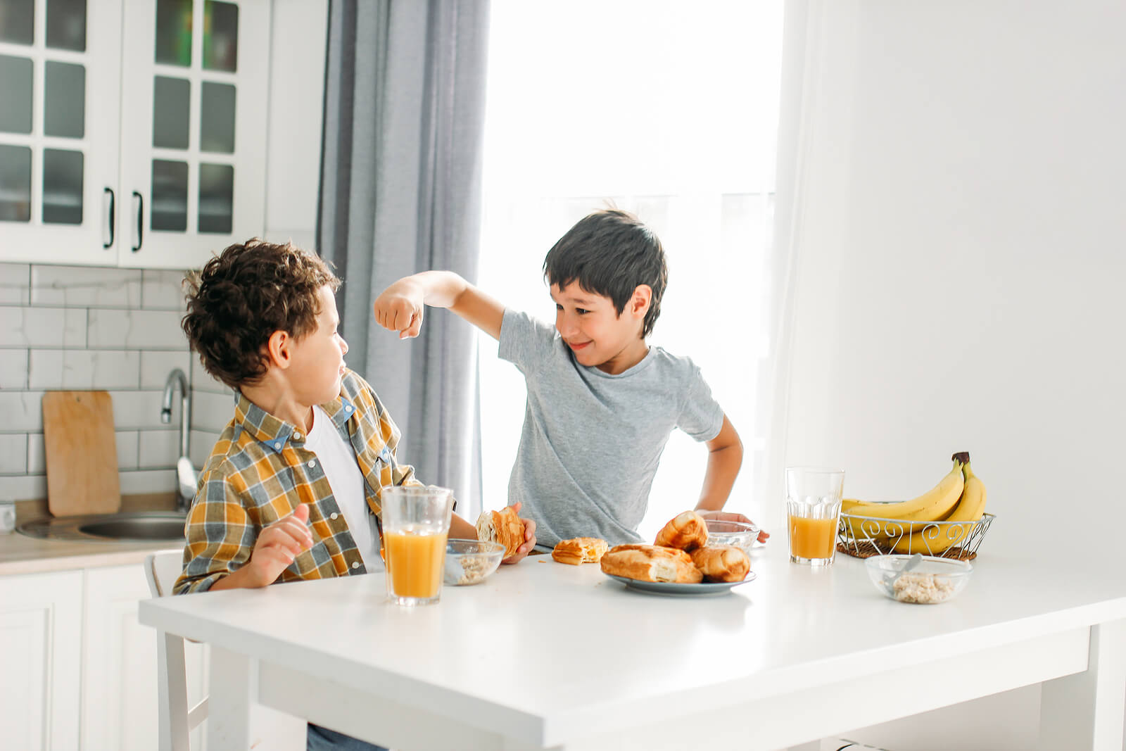 Hermanos peleándose durante el desayuno.