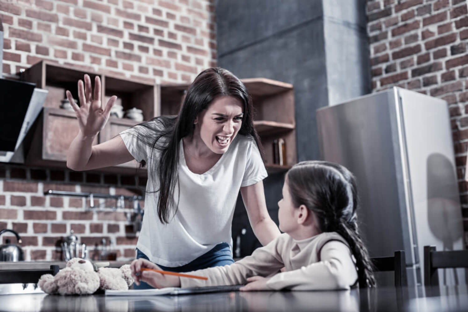 Madre levantándole la mano a su hija y cruzando una de las tres líneas rojas.
