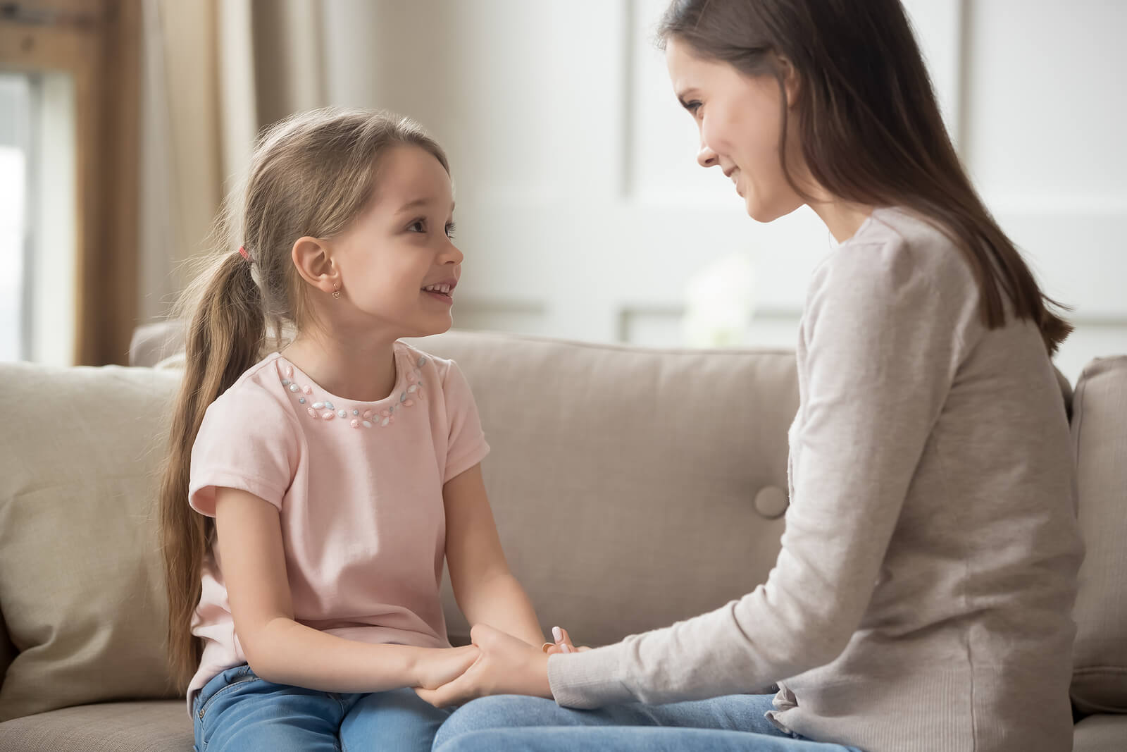 Madre utilizando la técnica de las tres llamadas de atención con su hija.