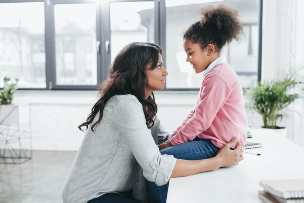 Madre e hija hablando sobre las habilidades de resolución de problemas que hay que adquirir durante la infancia.