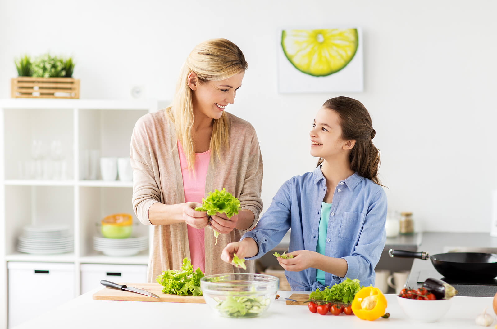 Madre e hija cocinando comida vegana.