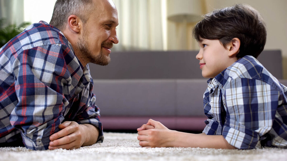 Padre hablando con su hijo utilizando el principio de Premack.