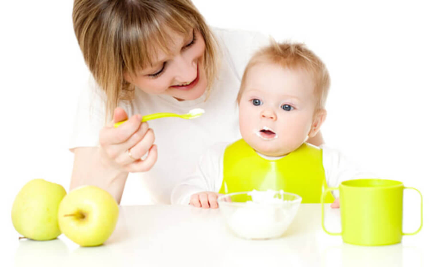 Bebê comendo papinha feita de alimentos típicos de uma dieta vegana.