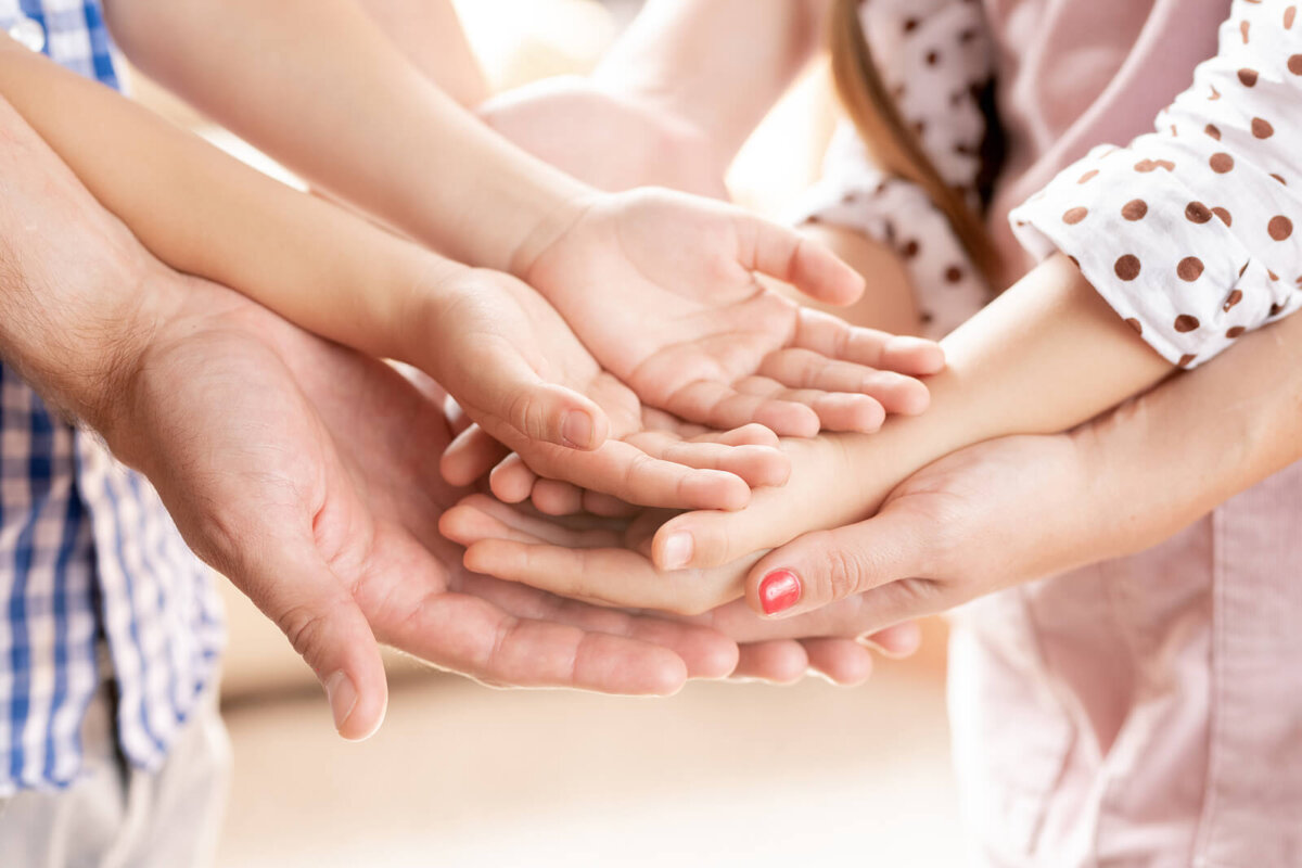 Colaboración entre padres e hijos. Símbolo de disciplina positiva.