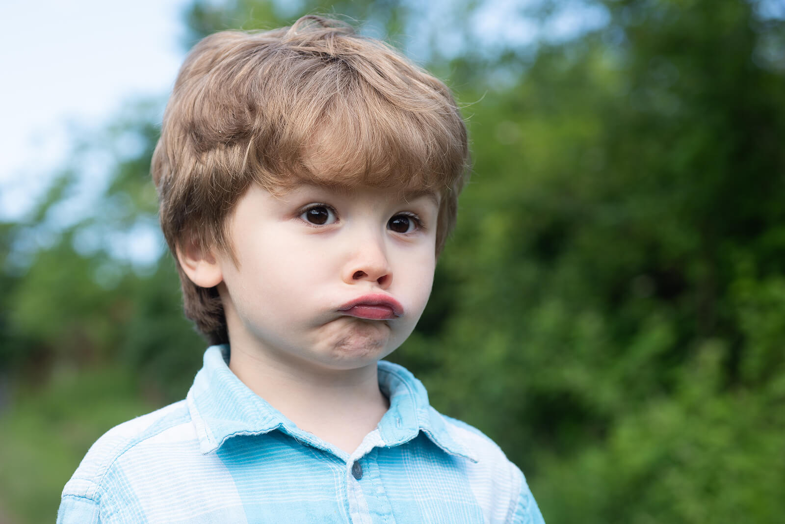 Niño de 3 años. haciendo gestos con la boca debido a que sufre retraso del lenguaje.