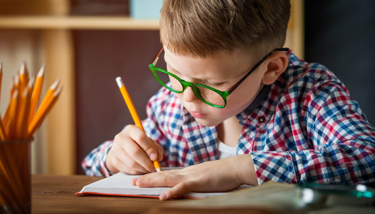 Niño en el proceso de adquisición del lenguaje escrito.