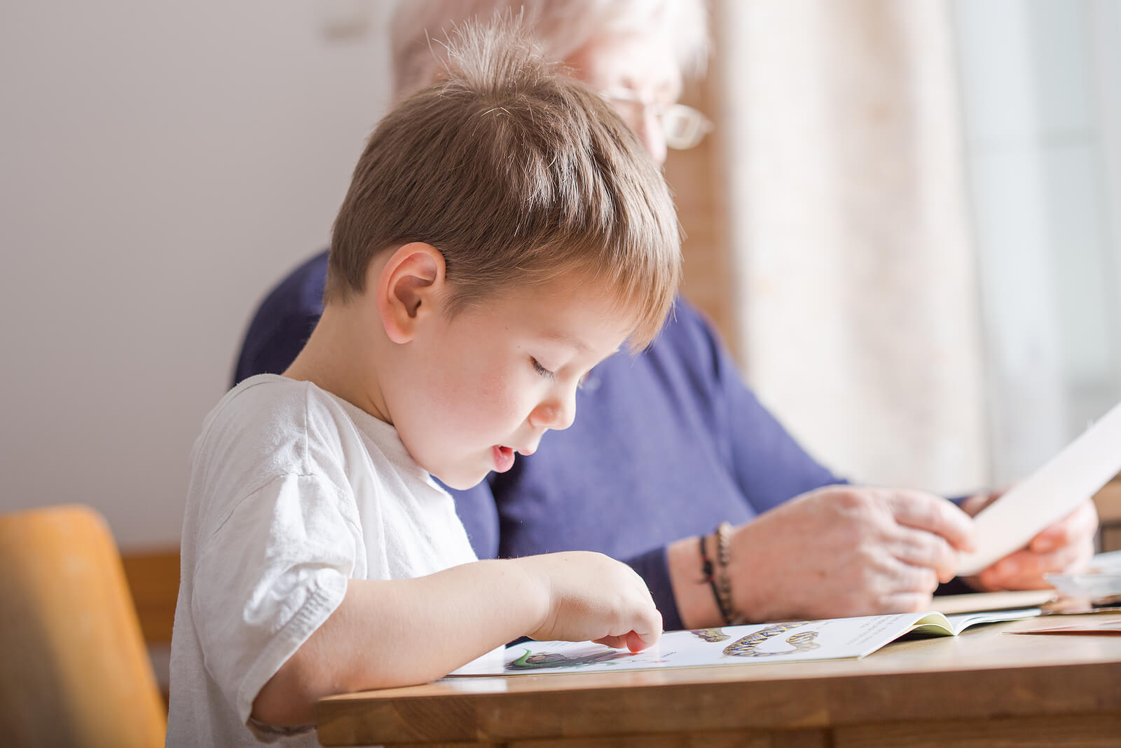 Niño aprendiendo a leer gracias al método global.