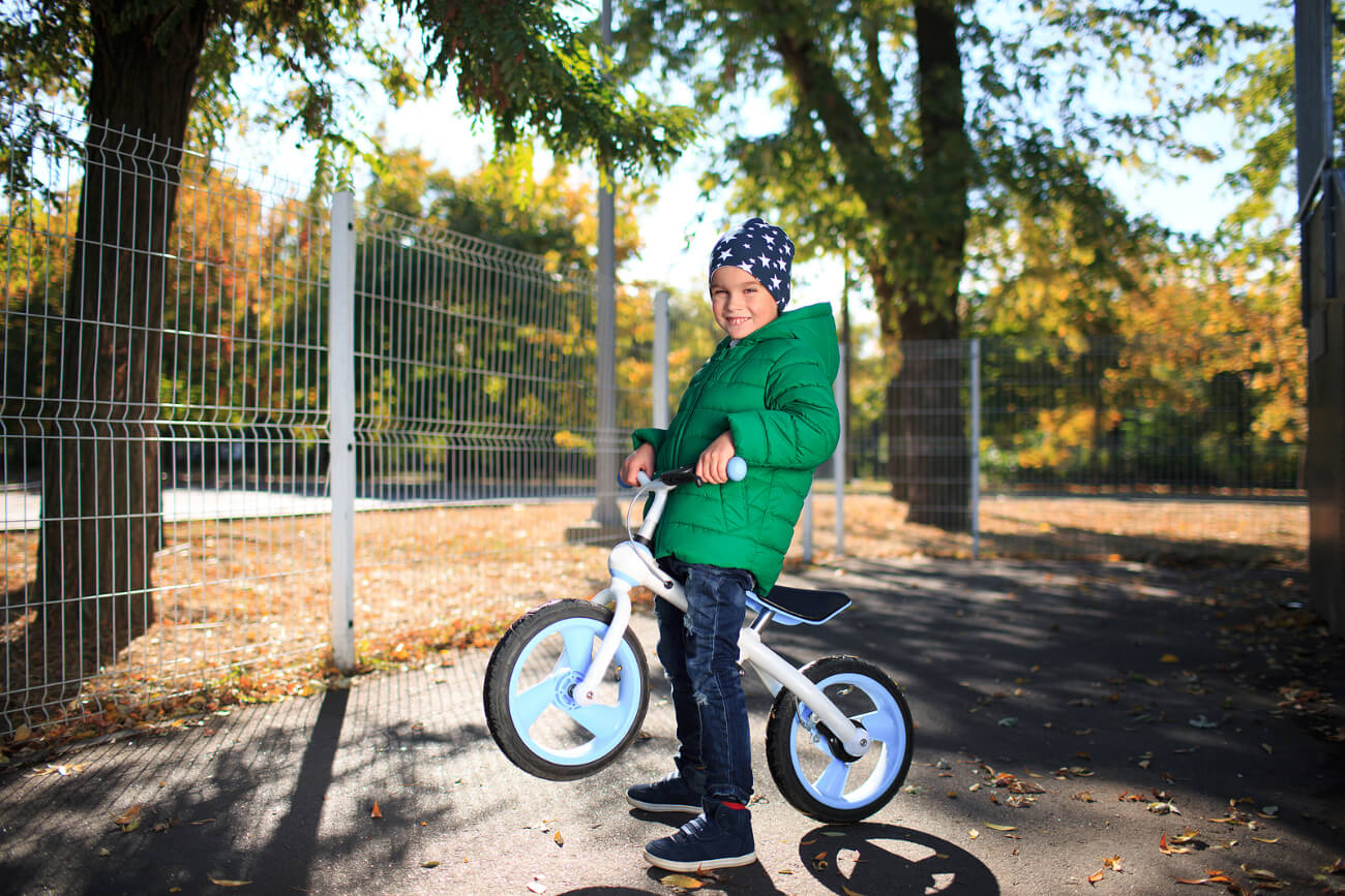 Niño aprendiendo a montar el bici.