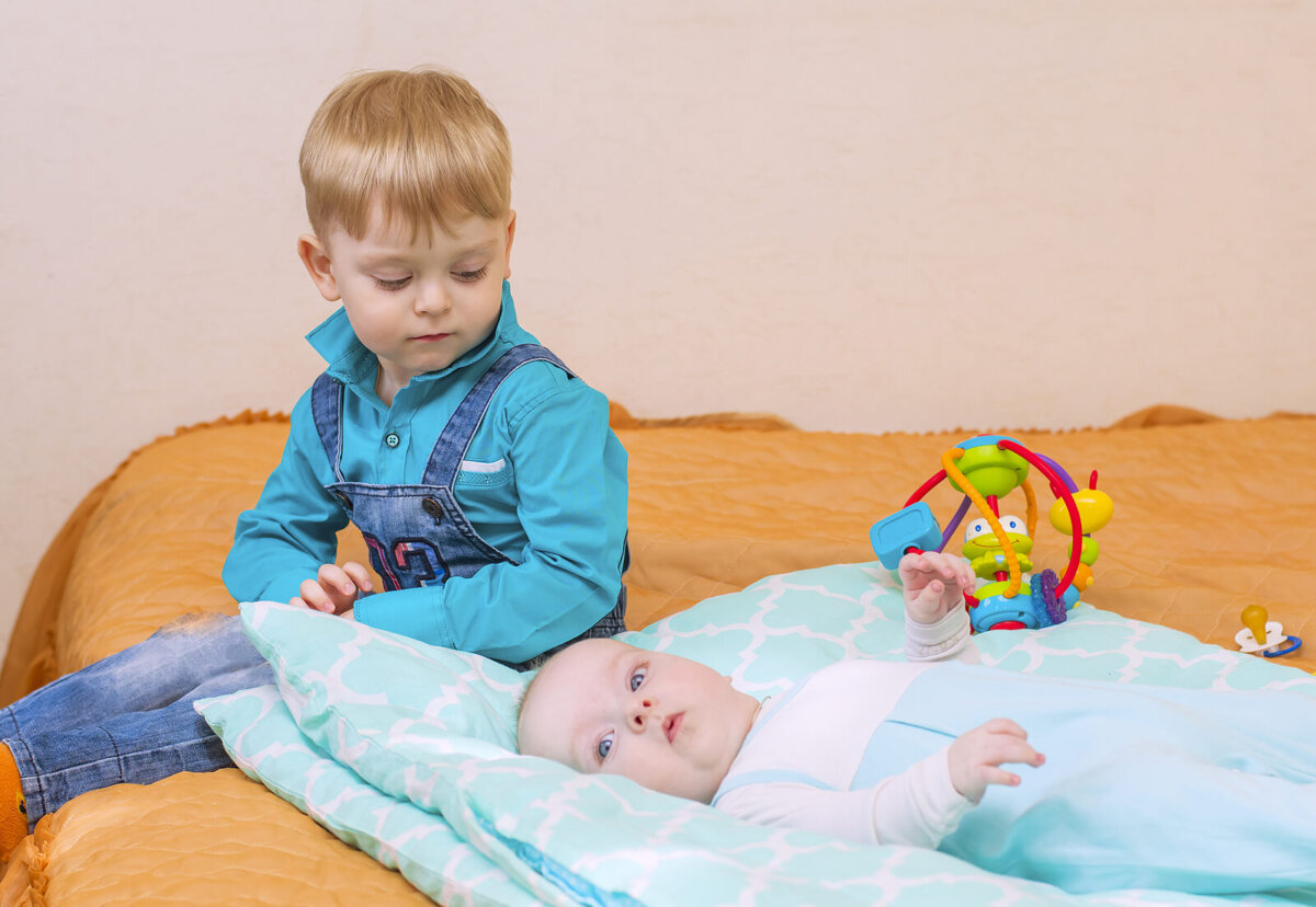 Niño con complejo de Caín tras la llegada de su hermano.