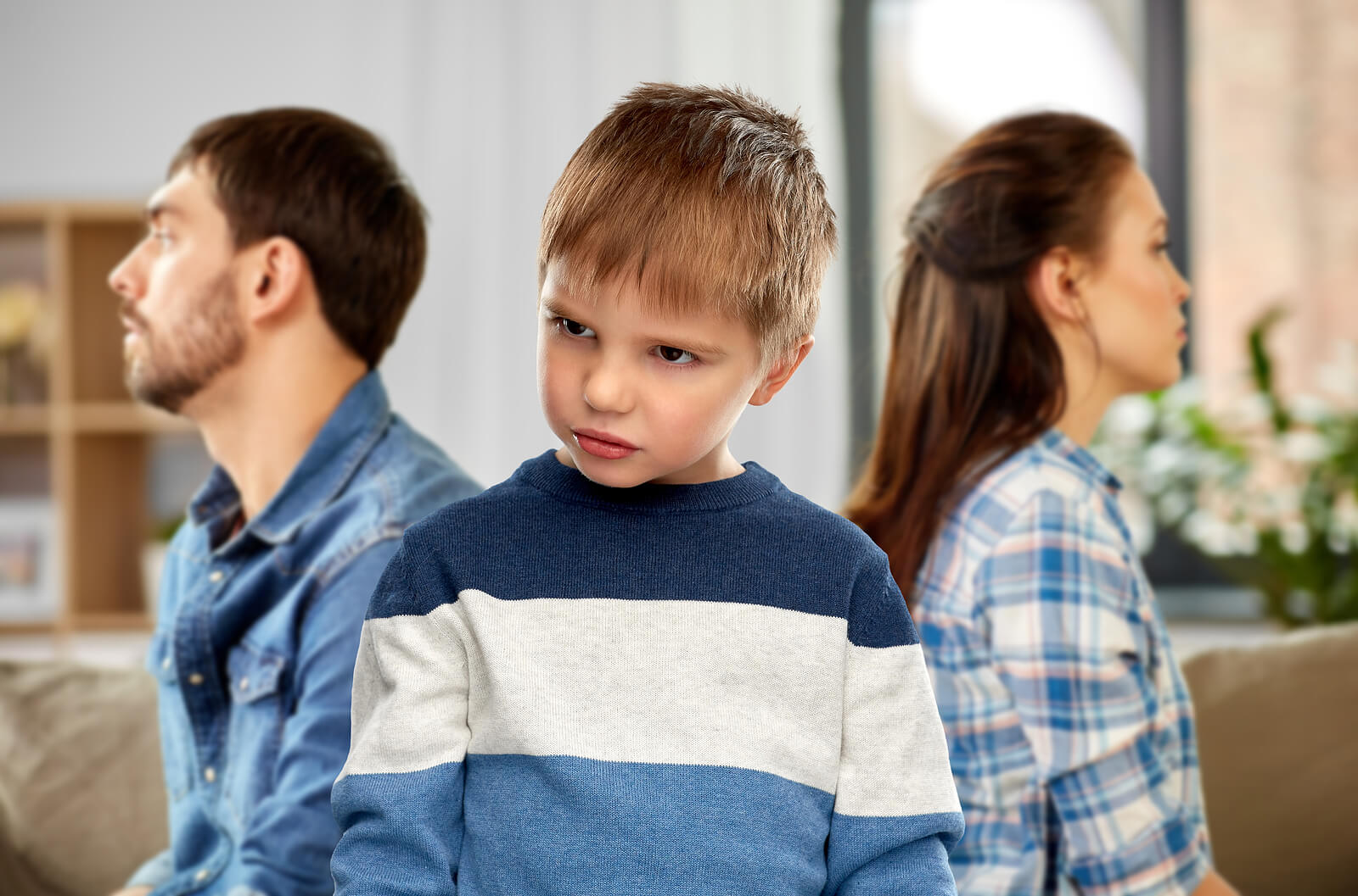 Hijo enfadado con sus padres, que no saben cómo corregir a los niños que insultan de forma efectiva.