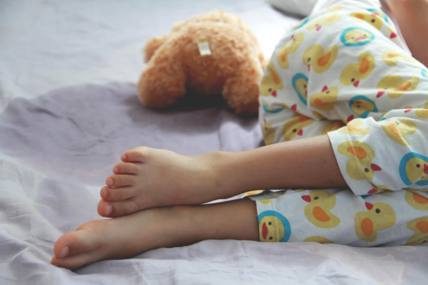 Niño haciéndose pis en la cama debido a la enuresis nocturna.