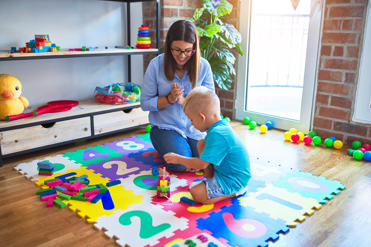 Niño jugando con su madre con las piezas de construcción.