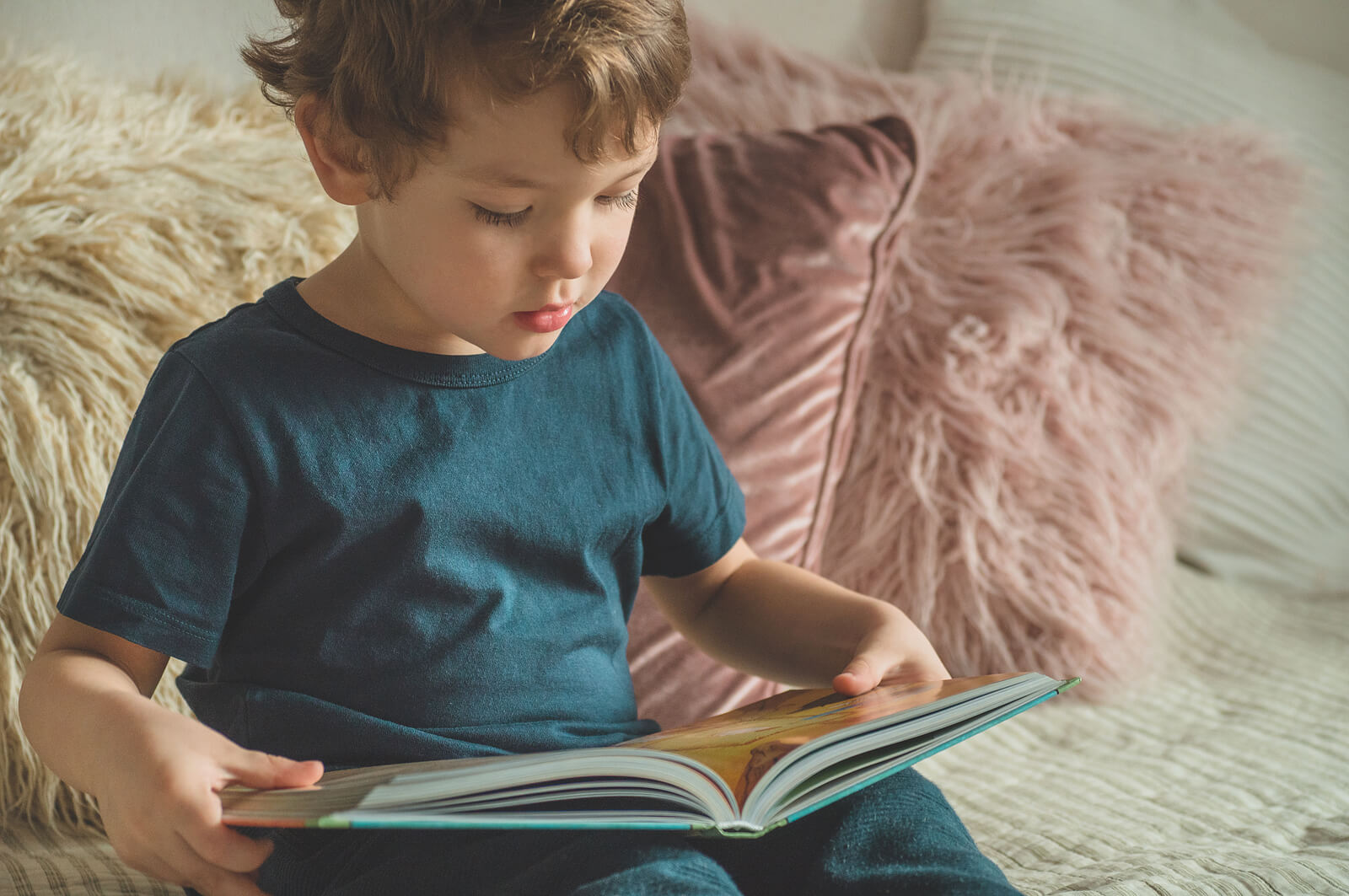 Niño leyendo un cuento él solito.