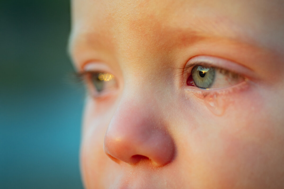 Niño con lágrimas en los ojos de tristeza.