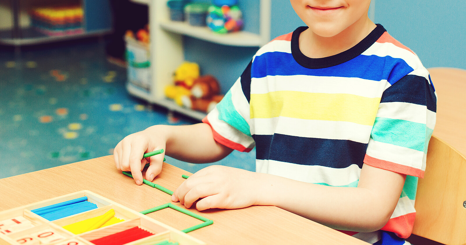 Niño aprendiendo a multiplicar gracias a la tabla de Pitágoras.