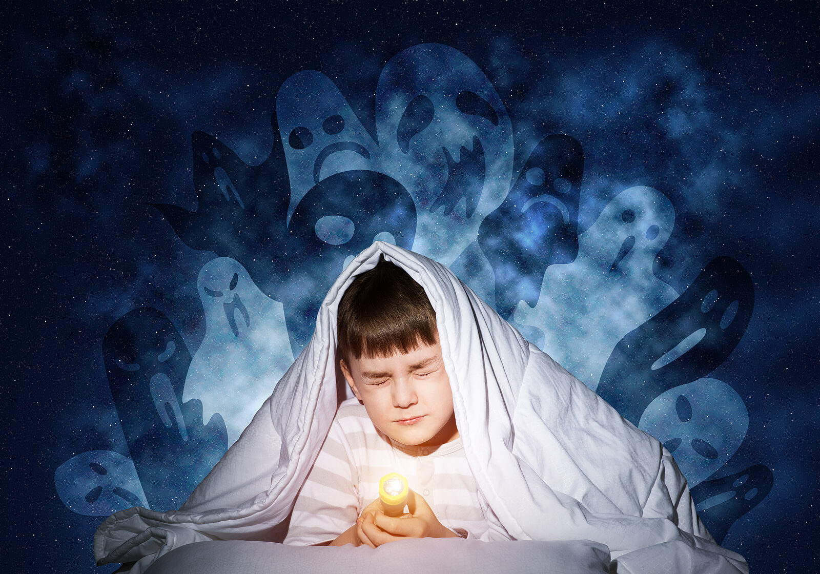Et skremt barn i et mørkt rom omgitt av spøkelsesbilder.