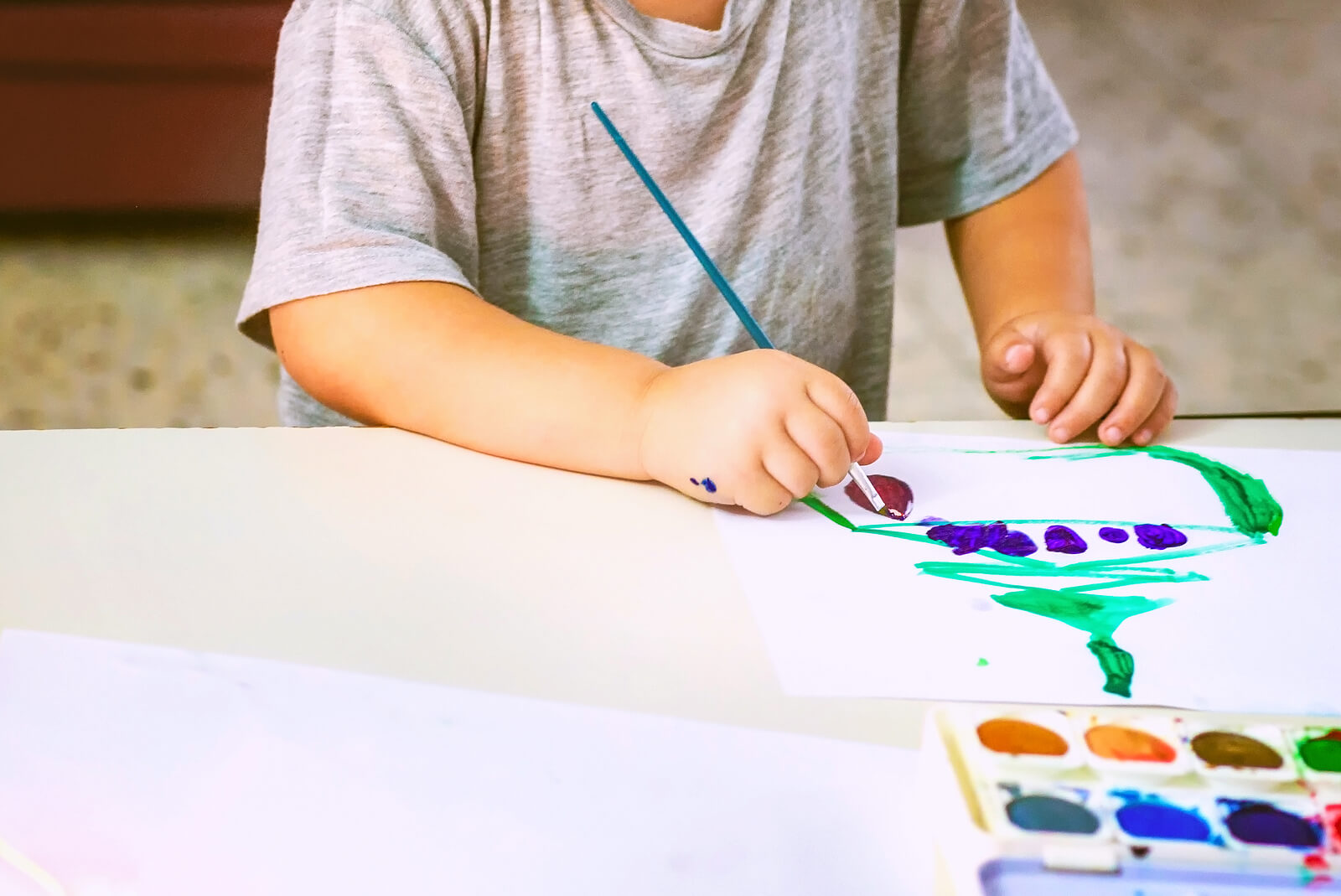 Niño haciendo pintando para poder analizar después sus dibujos.