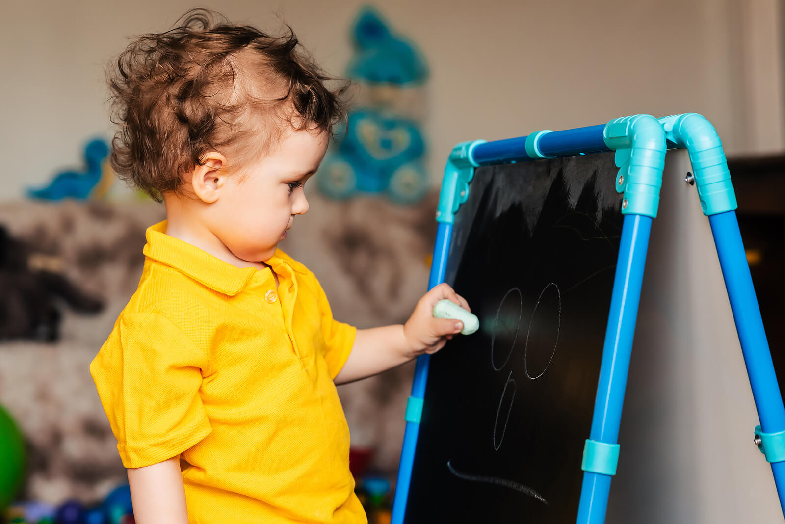 Un enfant qui écrit sur un tableau.