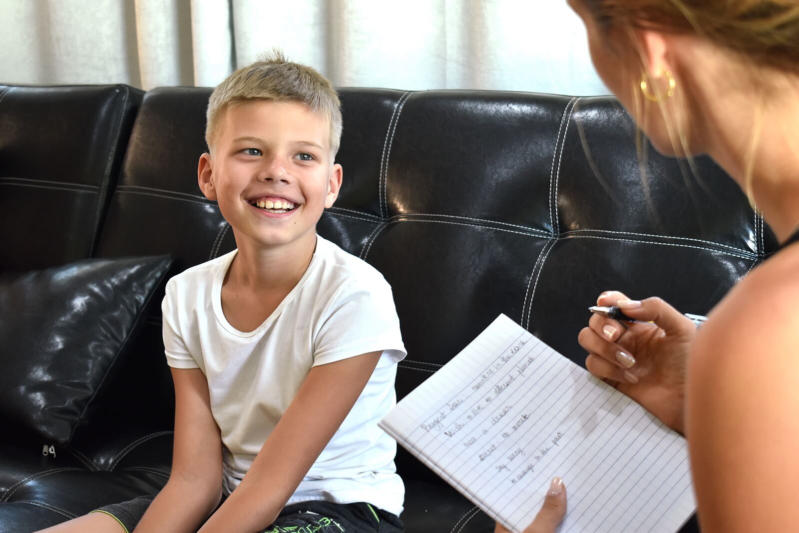 Niño hablando con su psicóloga en terapia emocional.
