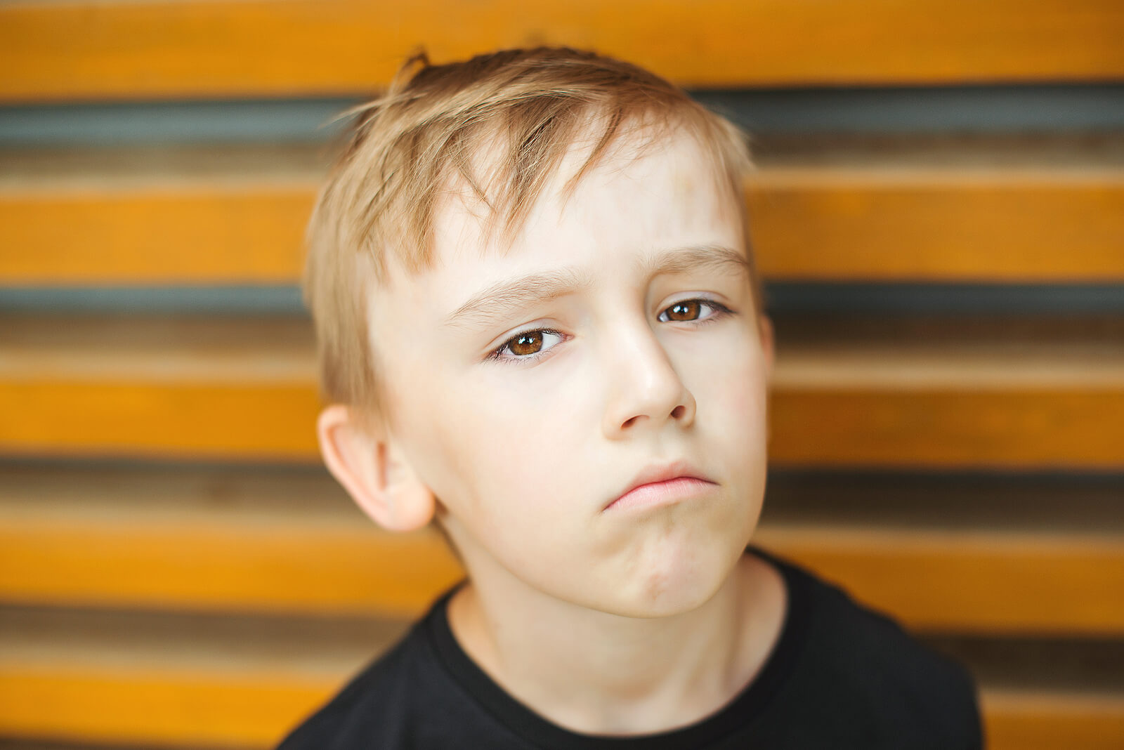 Niño triste poniéndole quejas a todo.