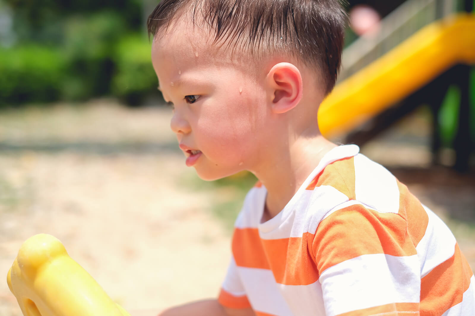 Un enfant qui transpire beaucoup en jouant au soleil.