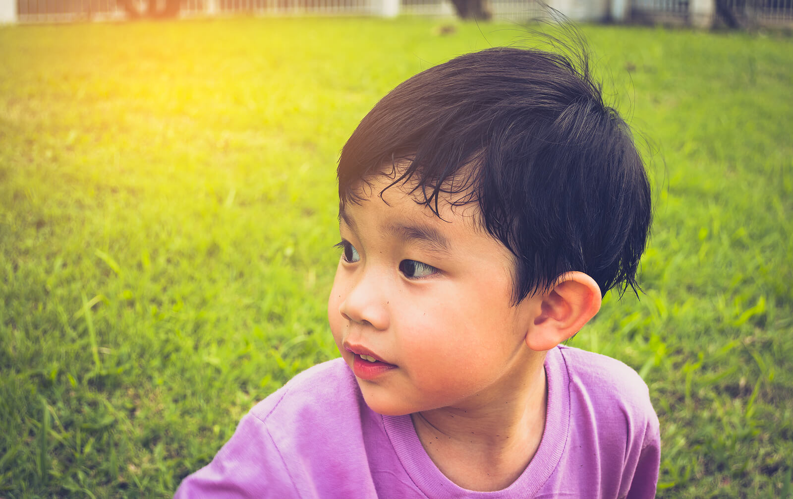 Niño con sudor en la frente porque padece hiperhidrosis infantil.