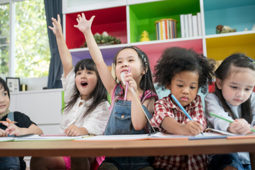 Niño en clase aprendiendo mediante diferentes método de educación alternativos al habitual.