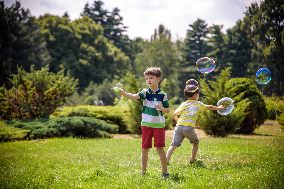 Niños jugando a atrapar burbujas.