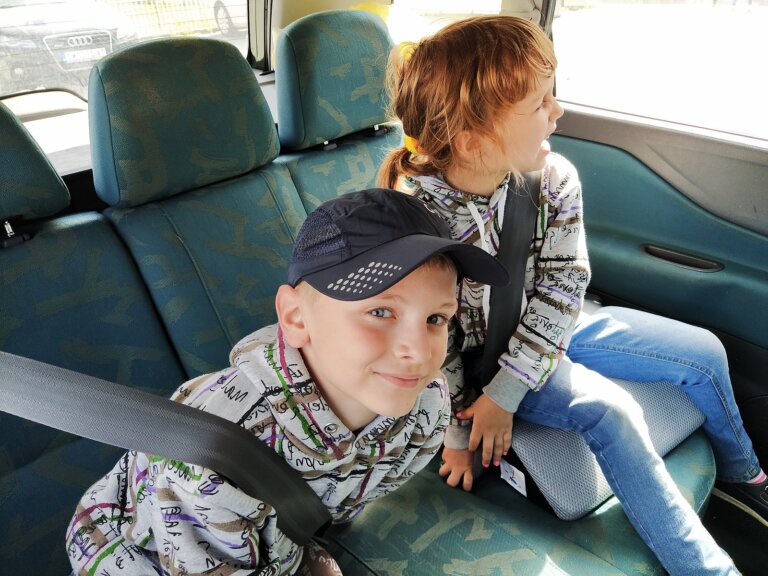 Viajes largos en coche: 5 ideas para entretener a los niños