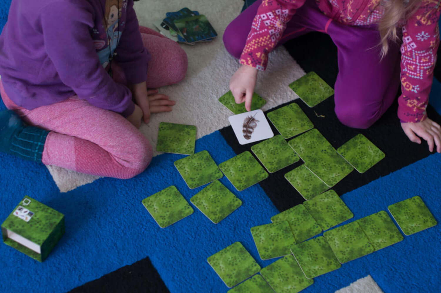 Niños jugando a juegos de cartas para reforzar la memoria funcional.