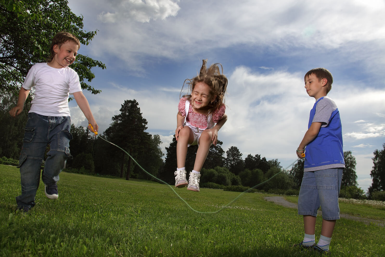 Niños saltando a la cuerda, una de las actividades de movimiento libre más fáciles de hacer.