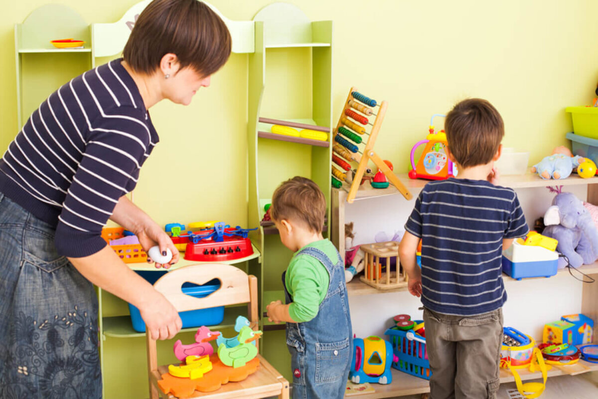 Madre aplicando algunas de las pautas para enseñar a los niños a ser ordenador con sus hijos.