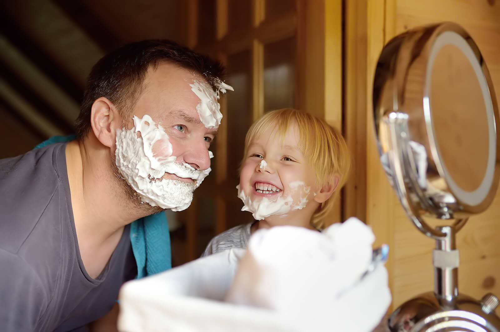 Niño imitando a su padre mientras se afeita la barba.