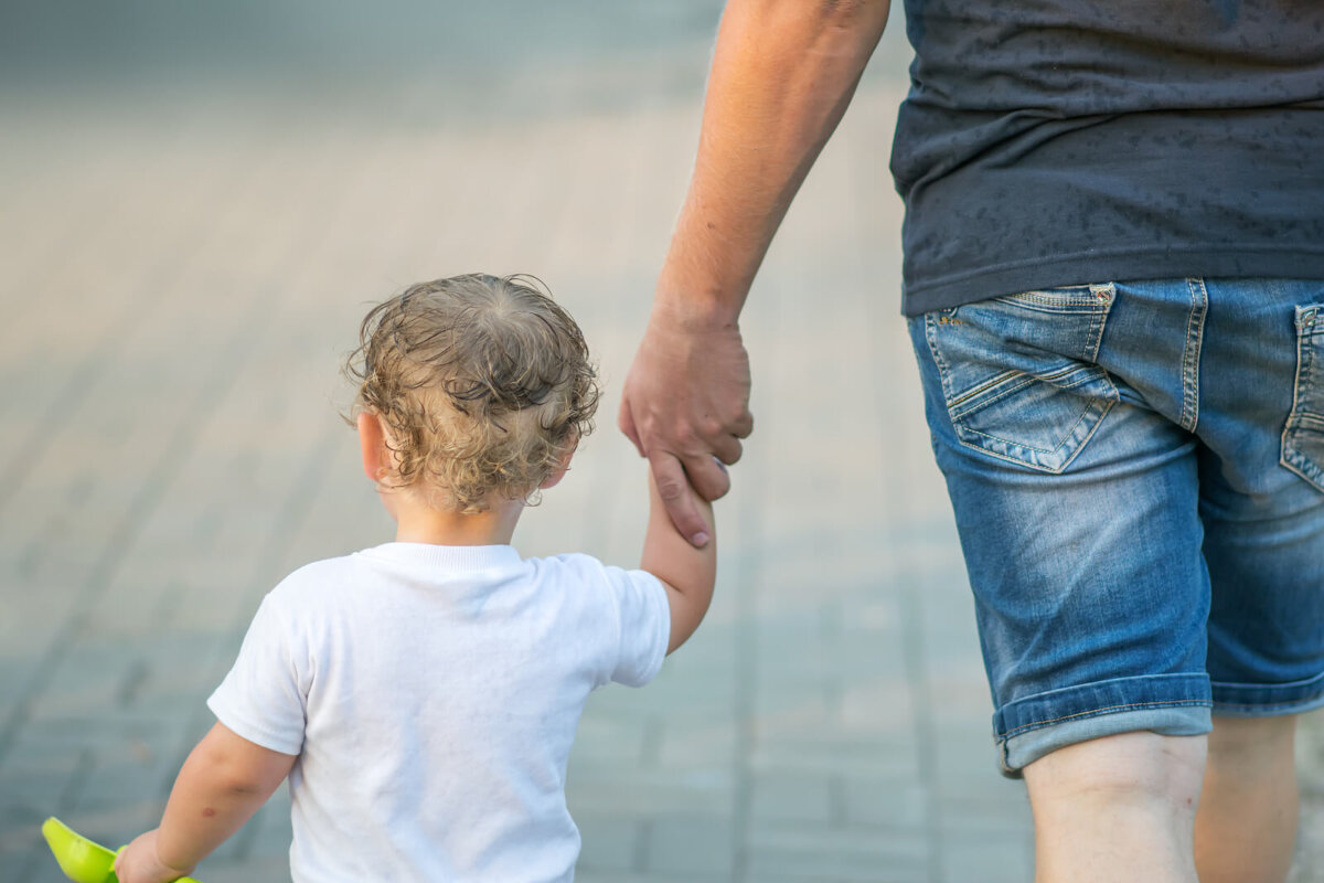 Padre e hijo paseando de la mano.