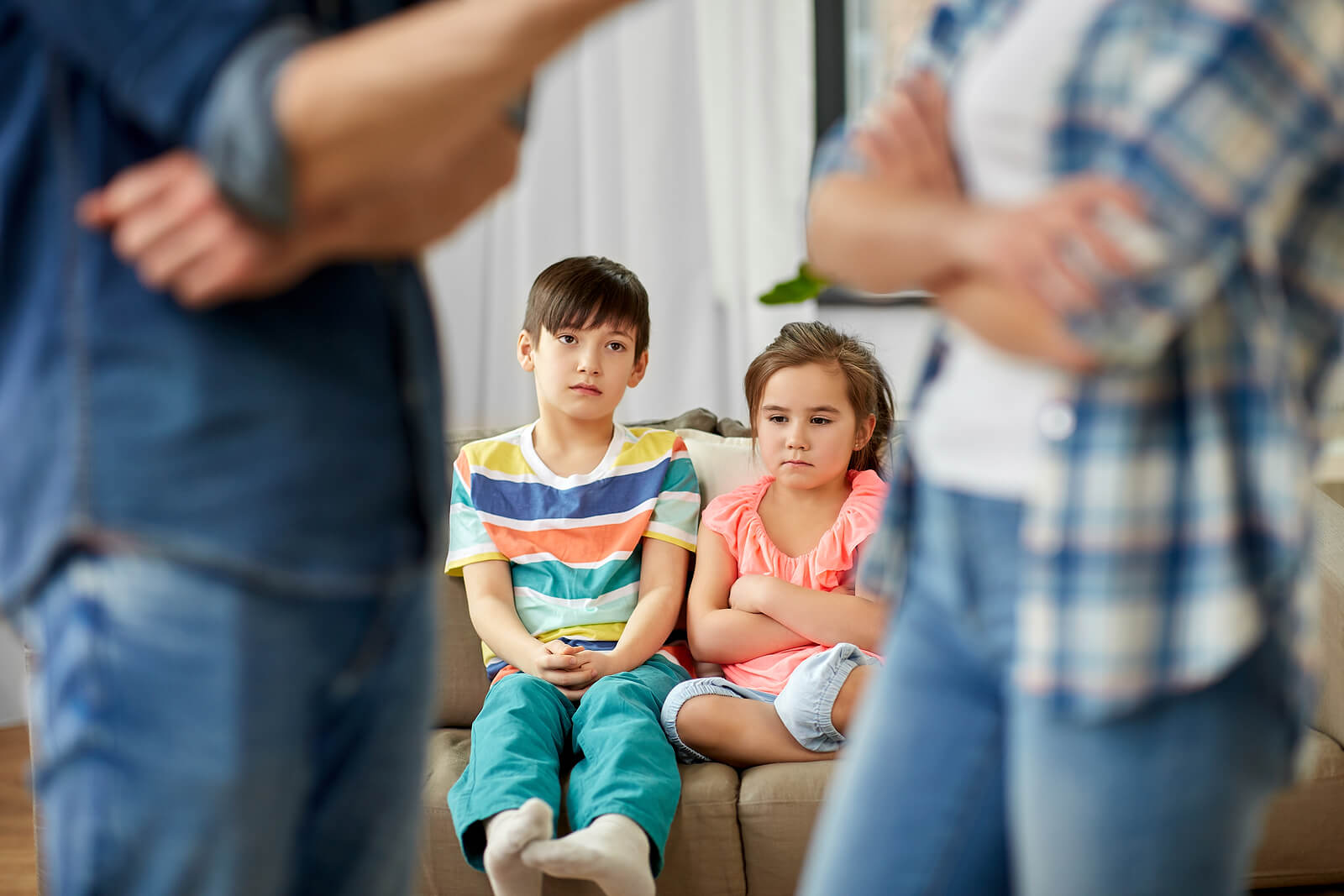 Padres manteniendo una discusión delante de sus hijos para luego reconciliarse.