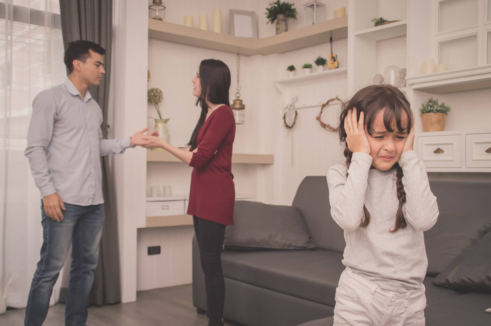 Padres discutiendo delante de su hija sin aprender a reconciliarse.