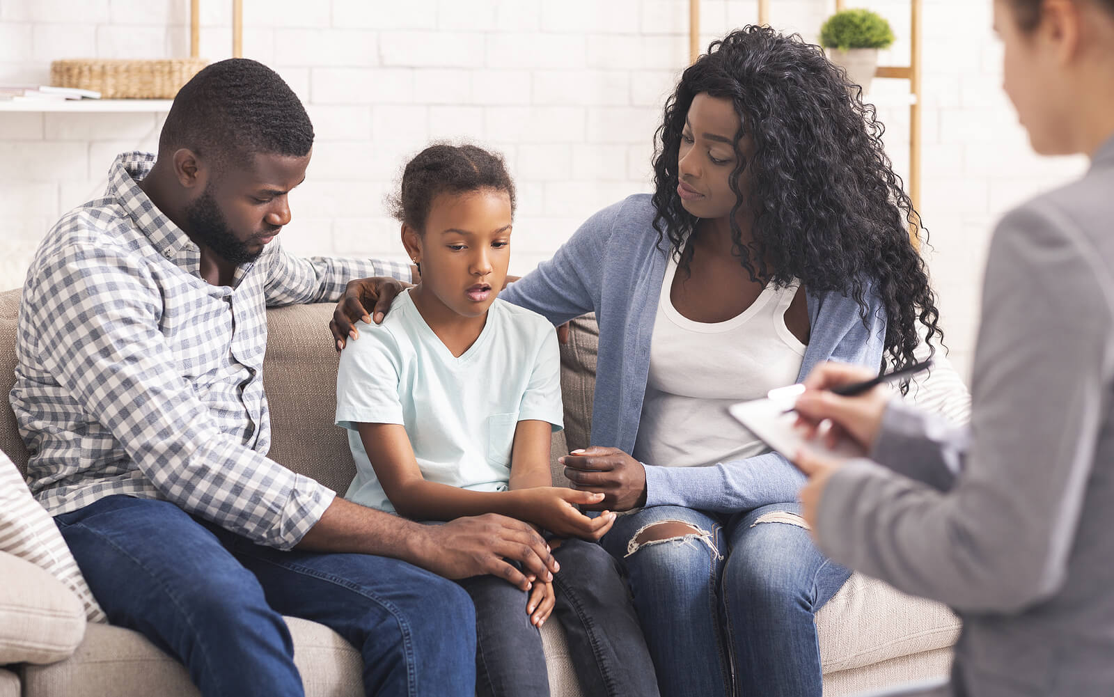 Parents avec leur fille en thérapie émotionnelle.