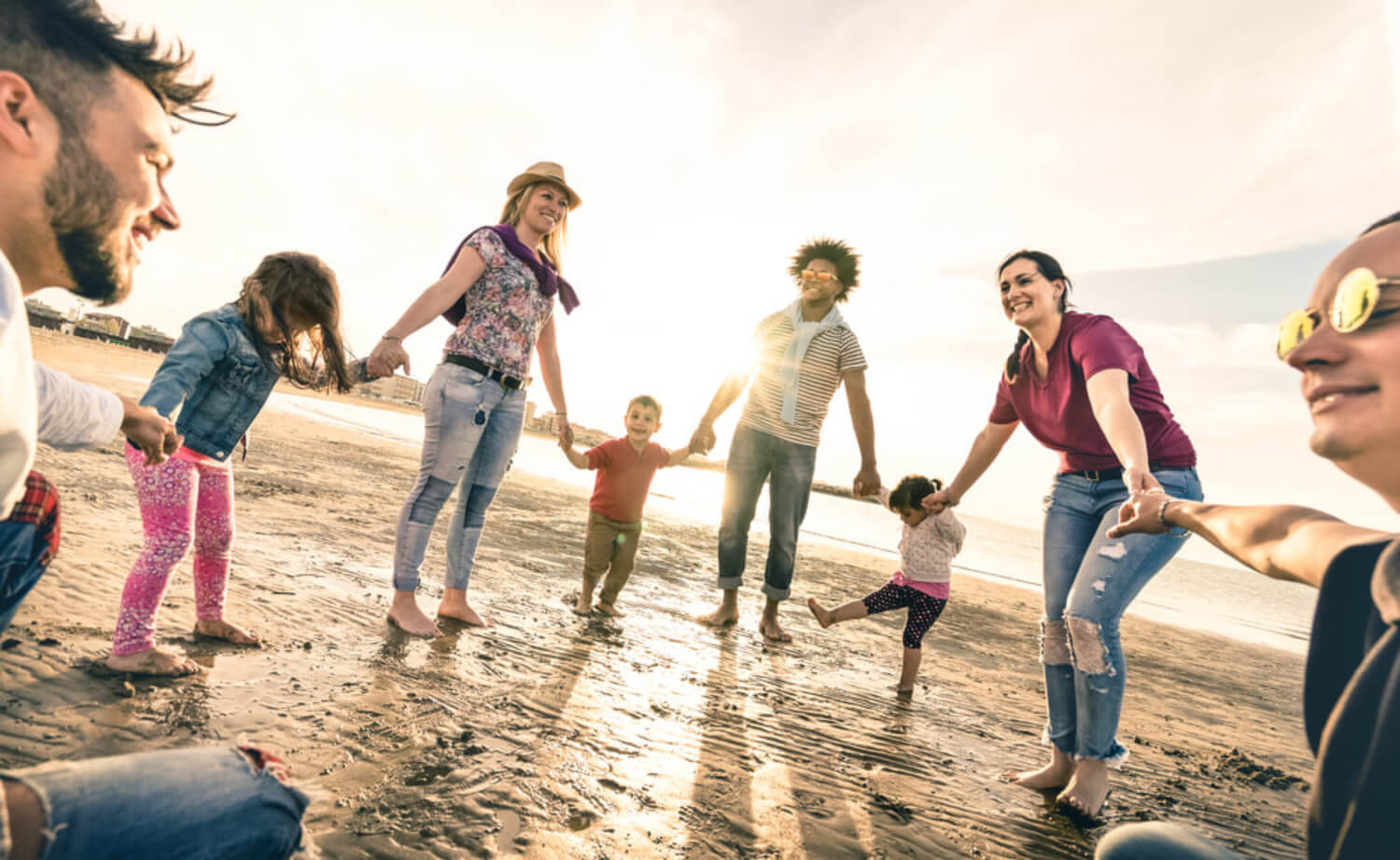 Des familles qui font une ronde sur la plage.