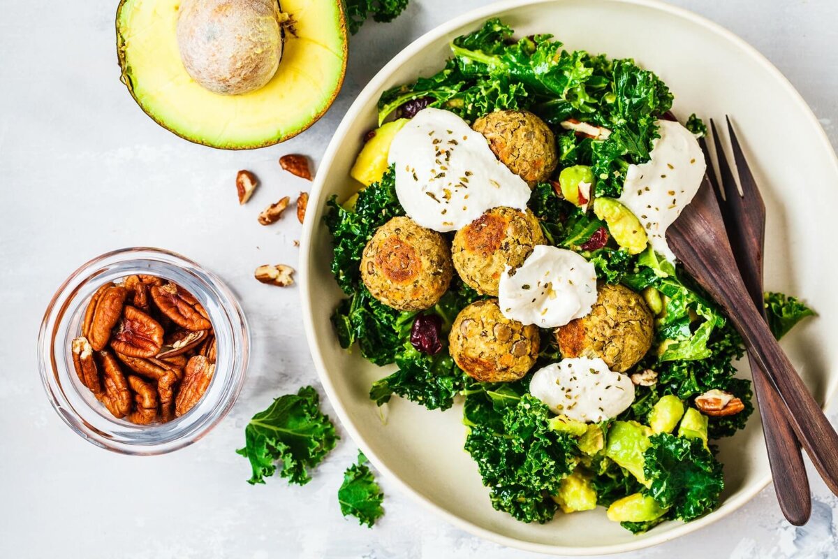 Panaché de verduras con tahini, una de las recetas para reducir el dolor menstrual.